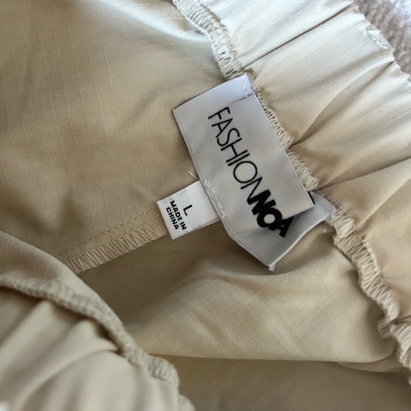 Comfortable cream coloured cargo pants with pockets ! - Picture 2 of 3